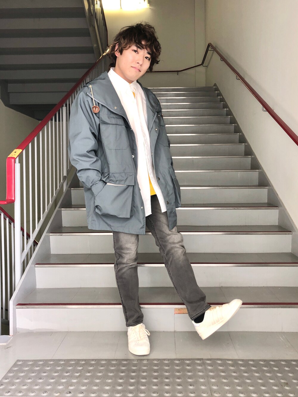 ブラック系のその他パンツ、ベージュ系のスニーカー、イエロー系のTシャツ/カットソーを着用したメンズの冬コーディネートの3枚目の写真