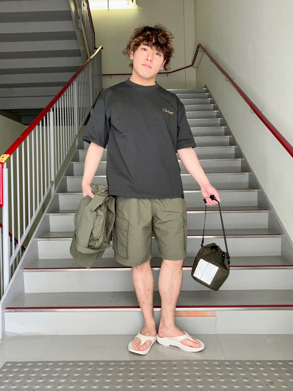 「セットアップ、ショートパンツ、ワイドパンツ、ミニバッグ、春夏コーデ、低身長、URBAN RESEARCH、URBAN RESEARCH DOORS、BURLAP OUTFITTER、ごきげんウィーク」｜「OOFOSのOOFOS　Ooriginal（サンダル、ホワイト系）」を使った、さとすけさん（メンズ・164cm）の春コーディネートの5枚目の写真