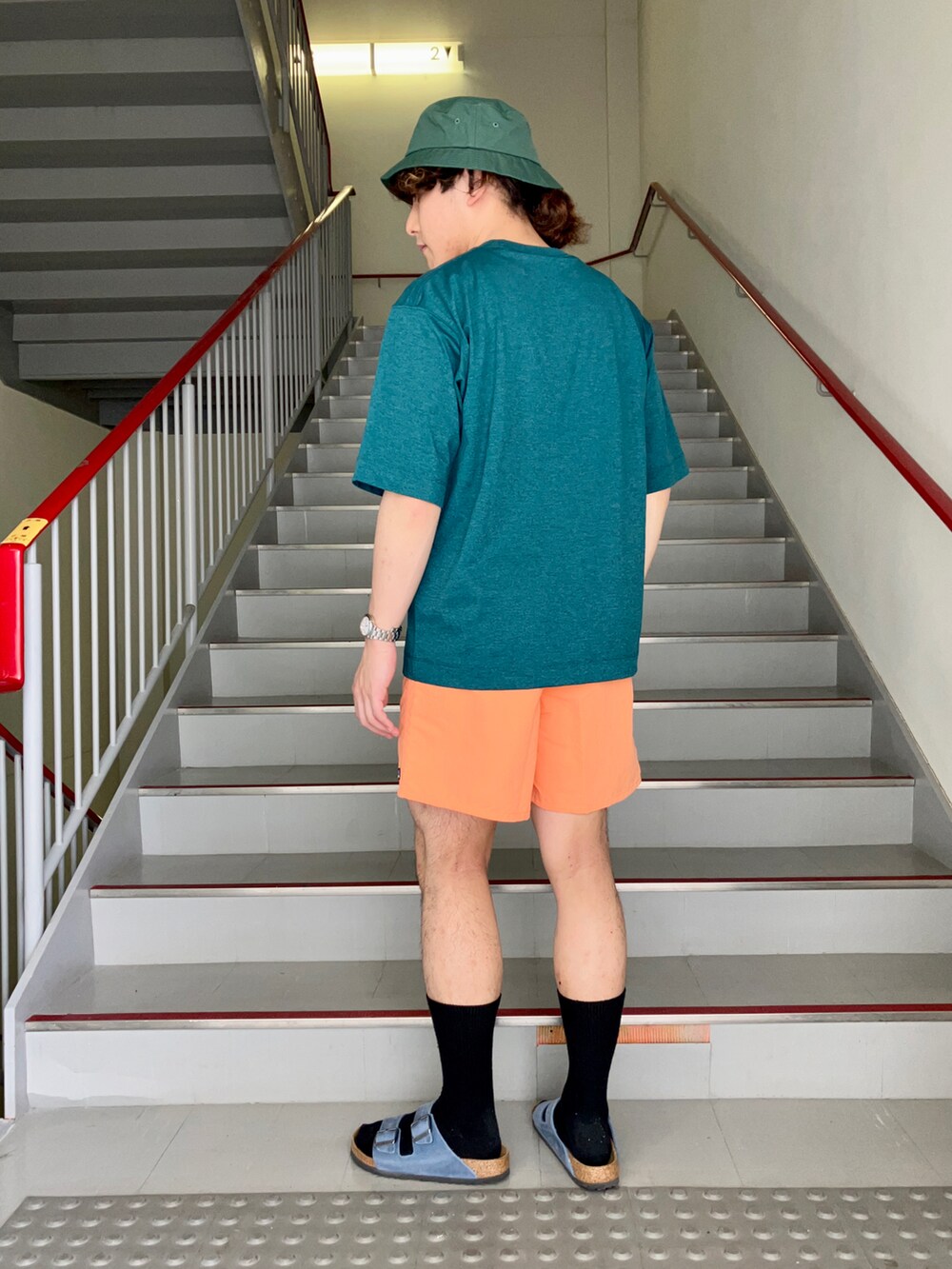 「URBAN RESEARCH、URBAN RESEARCH DOORS、patagonia、birkenstock、ミニバッグ、バケットハット、ショートパンツ、夏コーデ、低身長、ビタミンカラー、初夏コーデ、大人カジュアル、シンプルコーデ、ゆるコーデ、ビッグシルエット」｜「BIRKENSTOCKのBIRKENSTOCK　Exclusive Arizona SFB（サンダル、ブルー系）」を使った、さとすけさん（メンズ・164cm）の春コーディネートの2枚目の写真