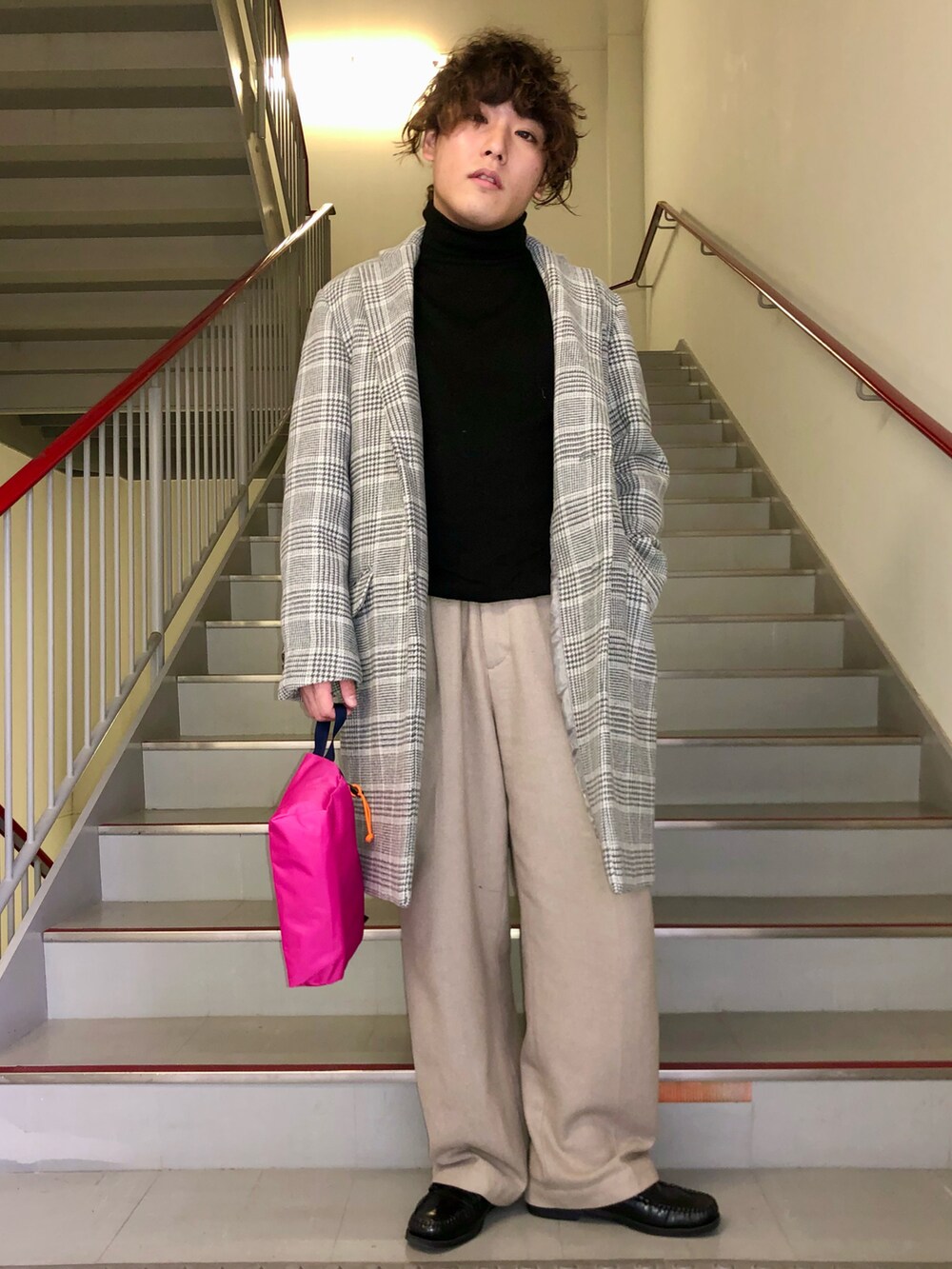 「コート、シンプル、チェスターコート、ローファー、スラックス、ワイドパンツ、FORK&SPOON、きれいめカジュアル、URBAN RESEARCH、URBAN RESEARCH DOORS」｜「BASSのG.H BASS　LARSON MOC PENNY（ローファー、ブラック系）」を使った、さとすけさん（メンズ・163cm）の冬コーディネートの5枚目の写真