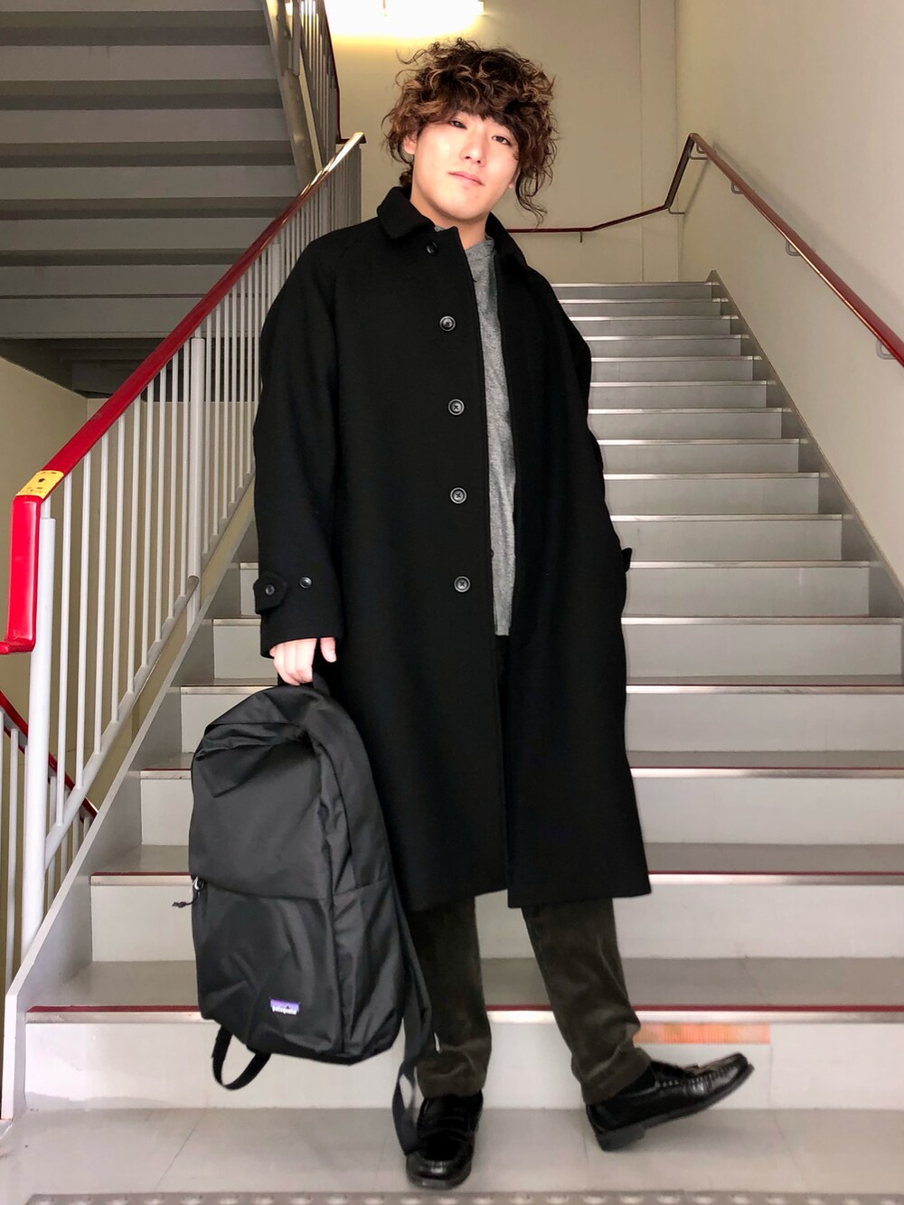「コート、冬コーデ、オーバーサイズ、ロングコート、patagonia、革靴、FORK&SPOON、URBAN RESEARCH、URBAN RESEARCH DOORS、クリスマスに着たい服」｜「FORK&SPOONのFORK&SPOON　バルマカンコート（ステンカラーコート、ブラック系）」を使った、さとすけさん（メンズ・163cm）の冬コーディネートの2枚目の写真