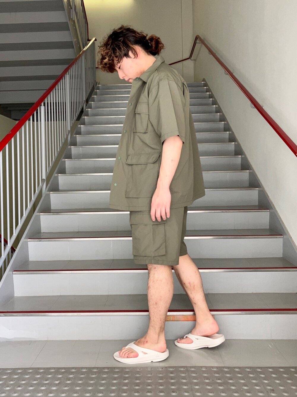 「セットアップ、ショートパンツ、ワイドパンツ、ミニバッグ、春夏コーデ、低身長、URBAN RESEARCH、URBAN RESEARCH DOORS、BURLAP OUTFITTER、ごきげんウィーク」｜「OOFOSのOOFOS　Ooriginal（サンダル、ホワイト系）」を使った、さとすけさん（メンズ・164cm）の春コーディネートの2枚目の写真