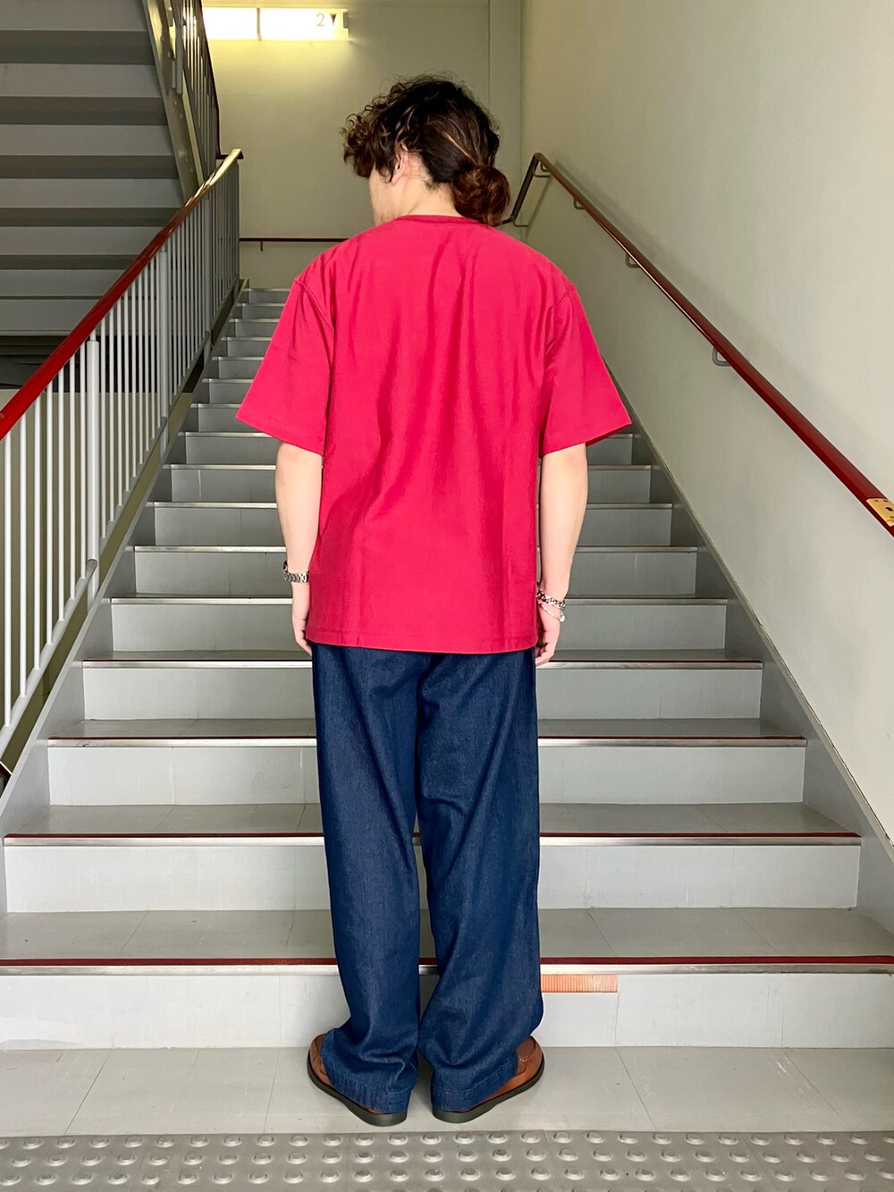 「デニム、LEE、赤、大人カジュアル、革靴、シャツスタイル、夏コーデ、カジュアルコーデ、URBAN RESEARCH、URBAN RESEARCH DOORS」｜「L.L.Beanのメンズ カスコ・ベイ・ボート・モック（モカシン/デッキシューズ、ブラウン系）」を使った、さとすけさん（メンズ・164cm）の夏コーディネートの4枚目の写真
