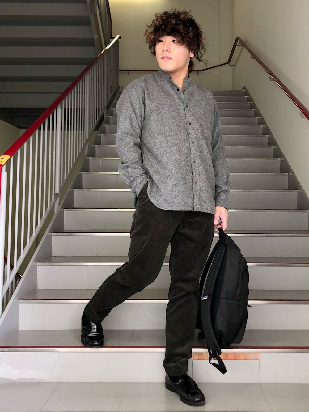 グレー系のシャツ/ブラウス、グリーン系のその他パンツ、ブラック系のローファーを着用したメンズの冬コーディネートの3枚目の写真