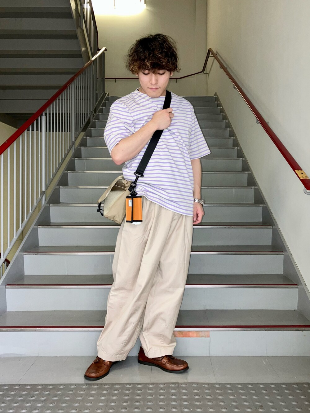 「春夏コーデ、春コーデ、夏コーデ、ベージュ、ボーダー、革靴、ショルダーバッグ、ワイドパンツ、低身長、URBAN RESEARCH DOORS、休日コーデ、初夏コーデ、シンプルコーデ、きれいめカジュアル、ビックシルエット」｜「FORK&SPOONのFORK&SPOON　ワイドバルーンパンツ（その他パンツ、ベージュ系）」を使った、さとすけさん（メンズ・164cm）の春コーディネートの5枚目の写真