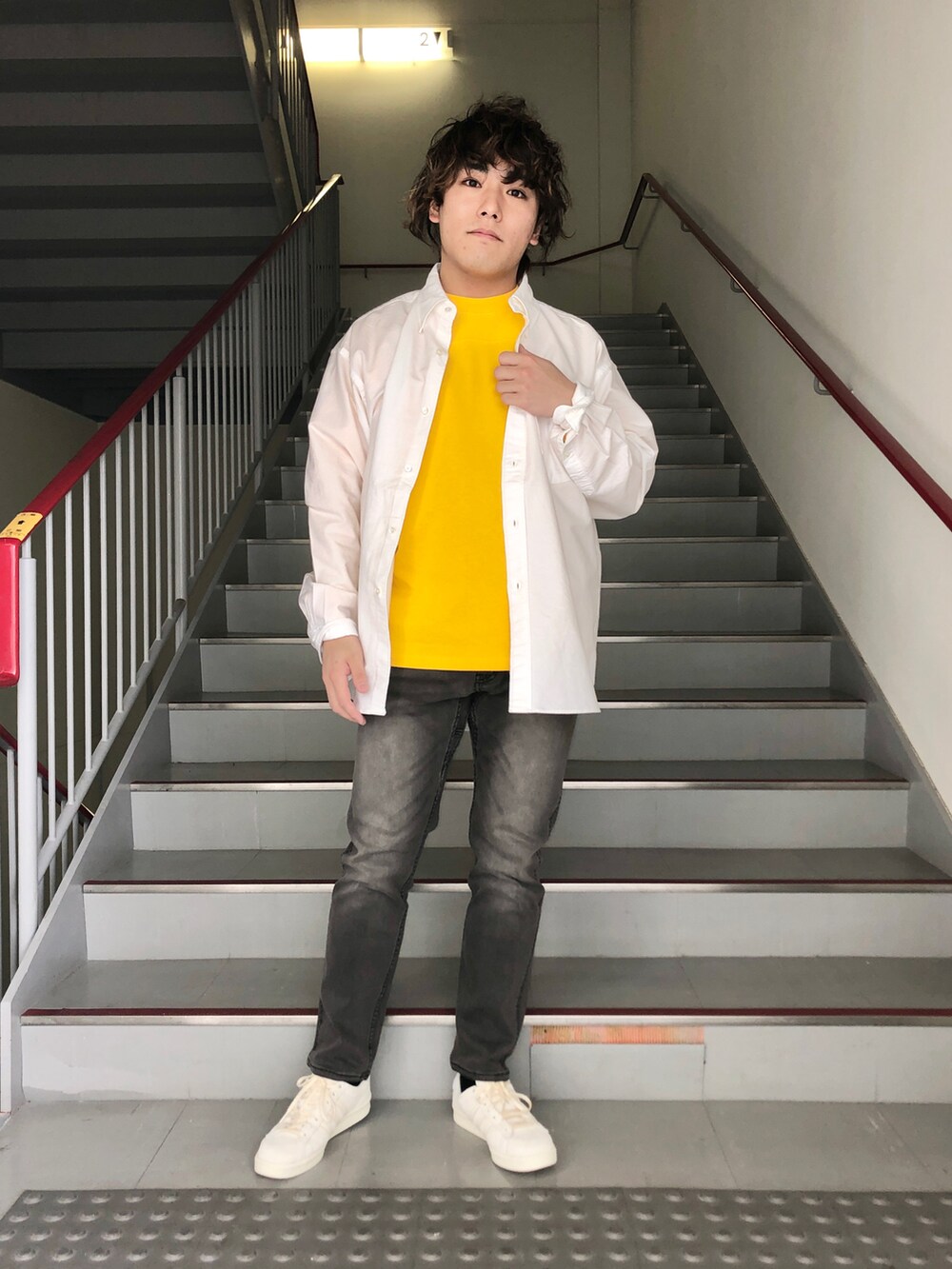 ブラック系のその他パンツ、ベージュ系のスニーカー、イエロー系のTシャツ/カットソーを着用したメンズの冬コーディネートの5枚目の写真