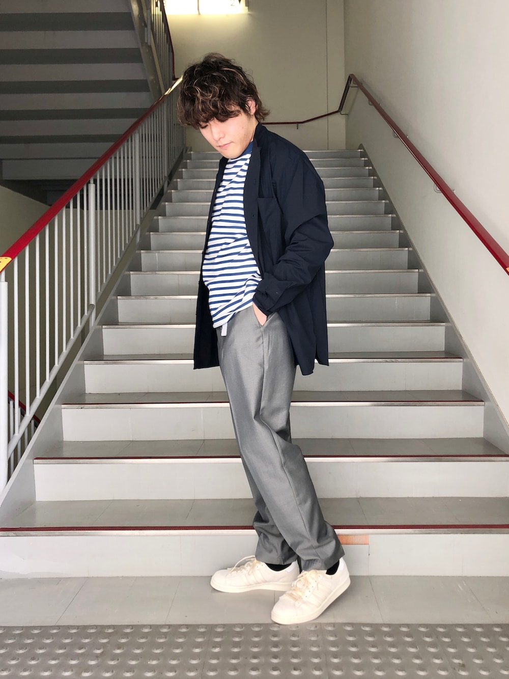 グレー系のスラックス、ベージュ系のブルゾン、ブルー系のシャツ/ブラウスを着用したメンズの春コーディネートの5枚目の写真