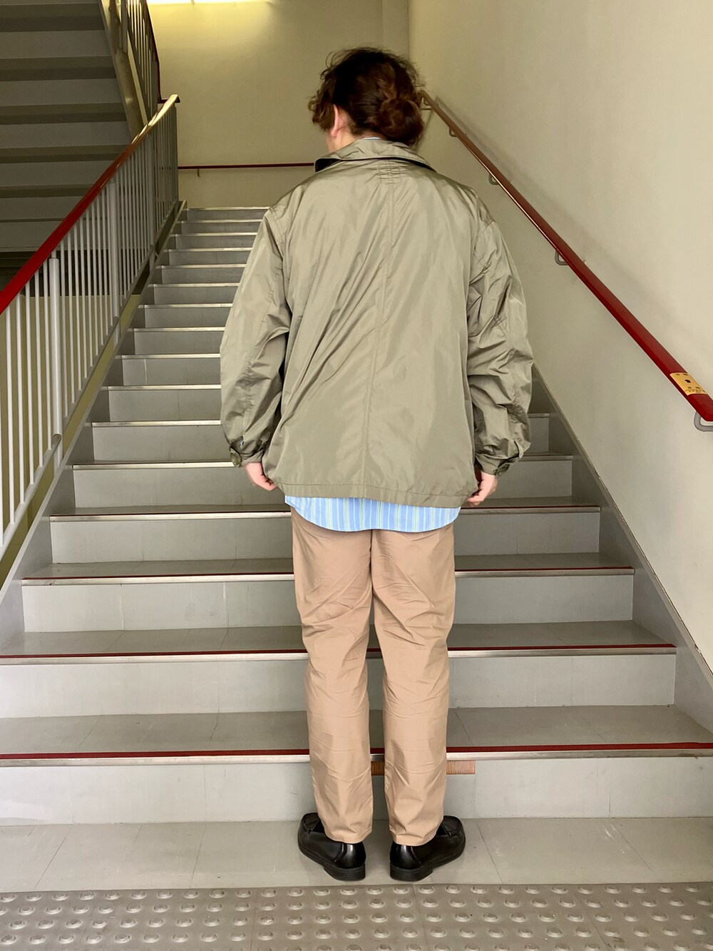 ベージュ系のその他パンツ、グリーン系のカバーオール、ブルー系のシャツ/ブラウスを着用したメンズの春コーディネートの3枚目の写真