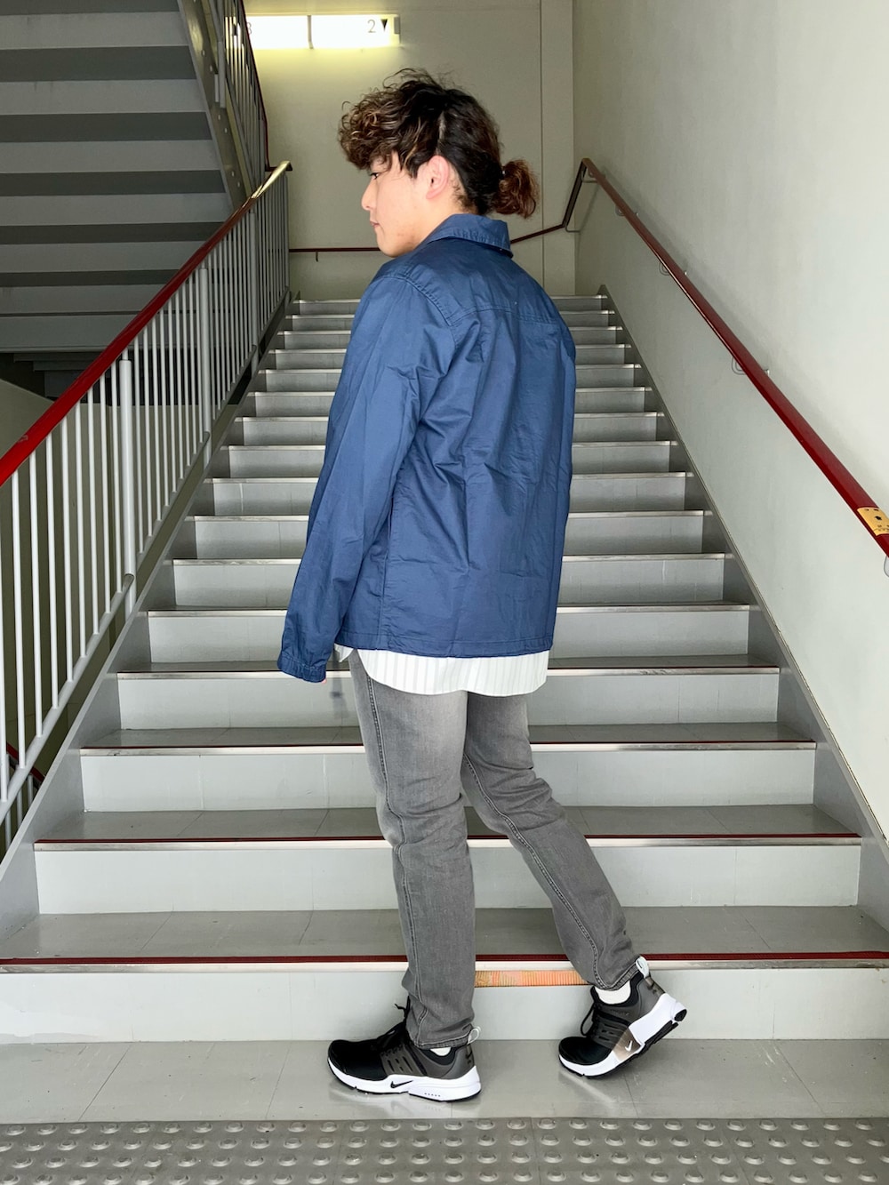 ブラック系のその他パンツ、その他のシャツ/ブラウス、ブルー系のジャケット/アウターを着用したメンズの春コーディネートの2枚目の写真