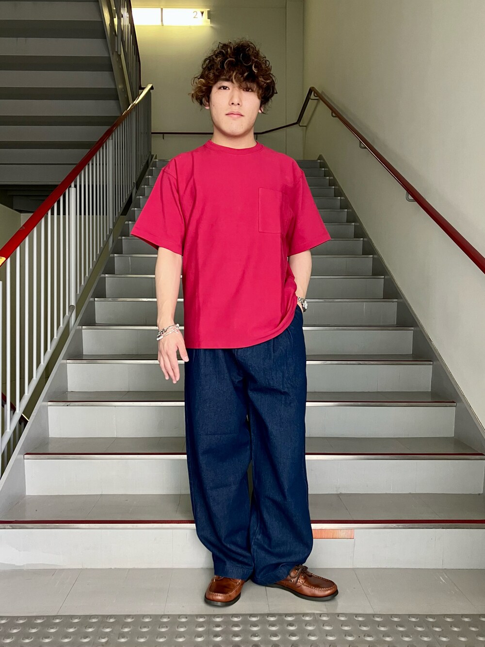 「デニム、LEE、赤、大人カジュアル、革靴、シャツスタイル、夏コーデ、カジュアルコーデ、URBAN RESEARCH、URBAN RESEARCH DOORS」｜「L.L.Beanのメンズ カスコ・ベイ・ボート・モック（モカシン/デッキシューズ、ブラウン系）」を使った、さとすけさん（メンズ・164cm）の夏コーディネートの2枚目の写真
