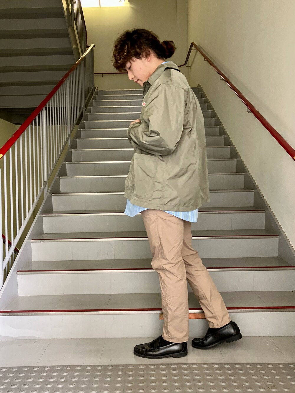 ベージュ系のその他パンツ、グリーン系のカバーオール、ブルー系のシャツ/ブラウスを着用したメンズの春コーディネートの2枚目の写真