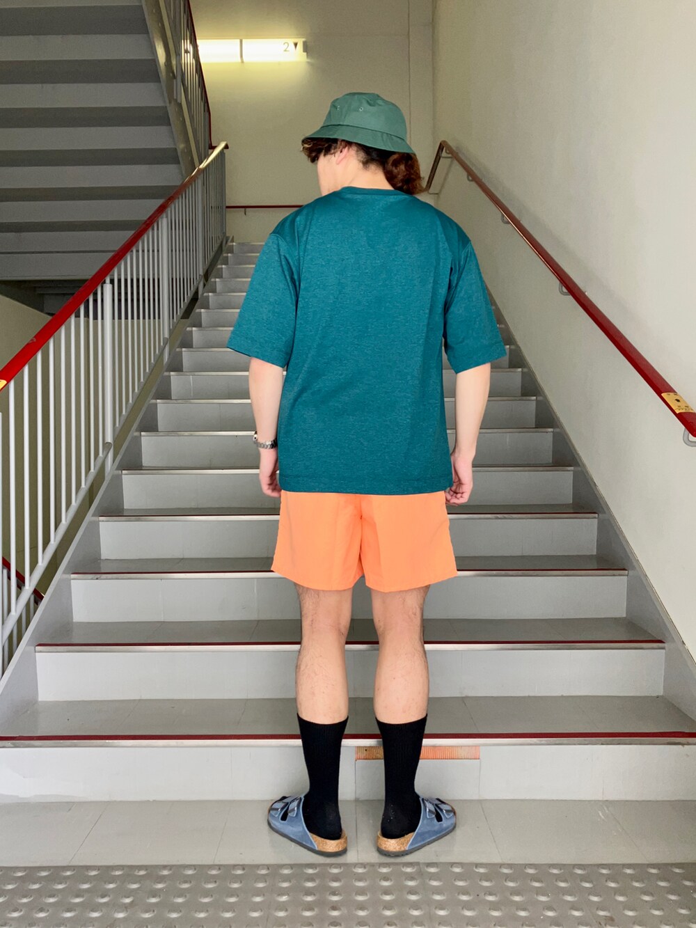 「URBAN RESEARCH、URBAN RESEARCH DOORS、patagonia、birkenstock、ミニバッグ、バケットハット、ショートパンツ、夏コーデ、低身長、ビタミンカラー、初夏コーデ、大人カジュアル、シンプルコーデ、ゆるコーデ、ビッグシルエット」｜「BIRKENSTOCKのBIRKENSTOCK　Exclusive Arizona SFB（サンダル、ブルー系）」を使った、さとすけさん（メンズ・164cm）の春コーディネートの3枚目の写真