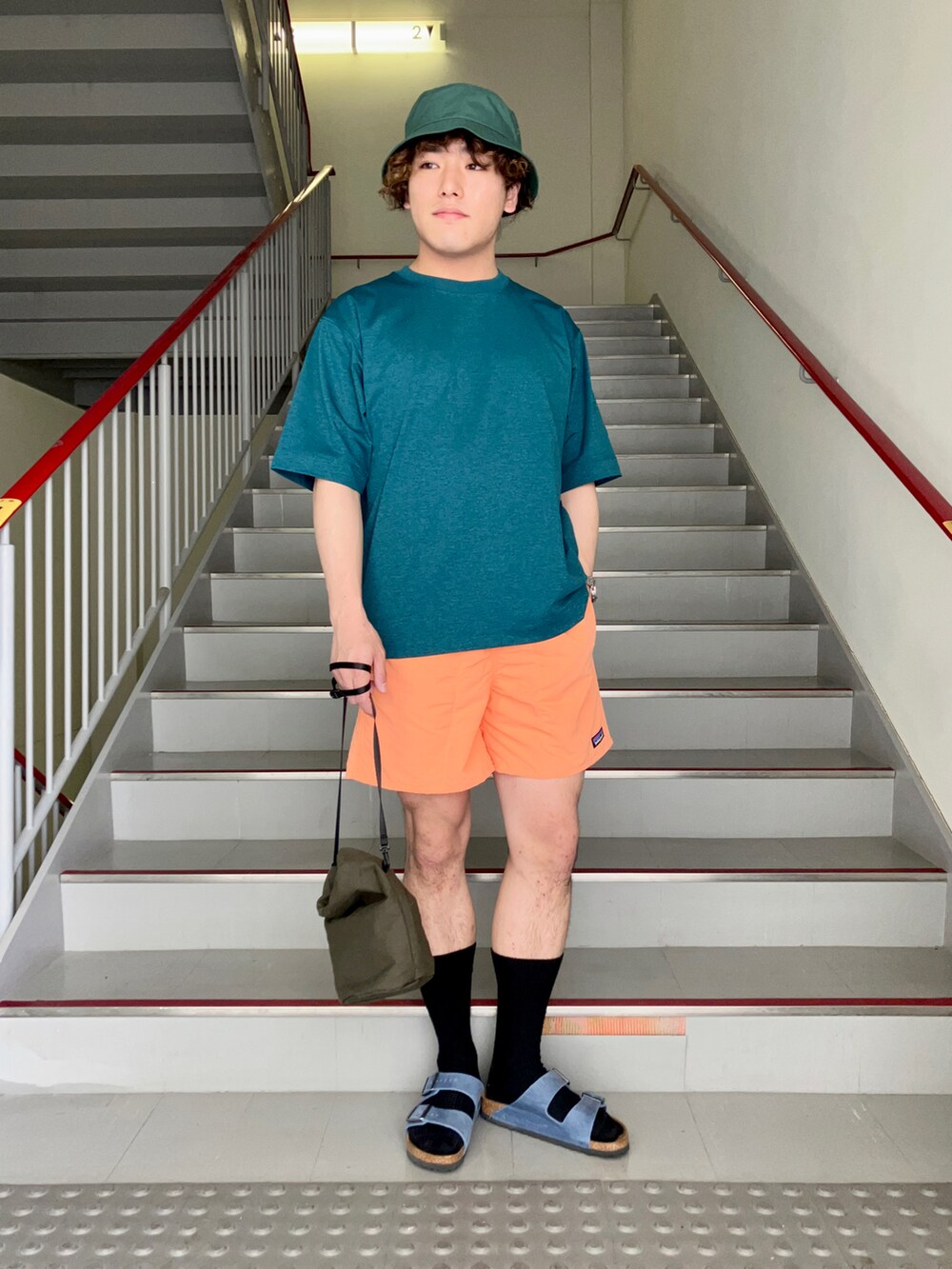 「URBAN RESEARCH、URBAN RESEARCH DOORS、patagonia、birkenstock、ミニバッグ、バケットハット、ショートパンツ、夏コーデ、低身長、ビタミンカラー、初夏コーデ、大人カジュアル、シンプルコーデ、ゆるコーデ、ビッグシルエット」｜「BIRKENSTOCKのBIRKENSTOCK　Exclusive Arizona SFB（サンダル、ブルー系）」を使った、さとすけさん（メンズ・164cm）の春コーディネートの4枚目の写真