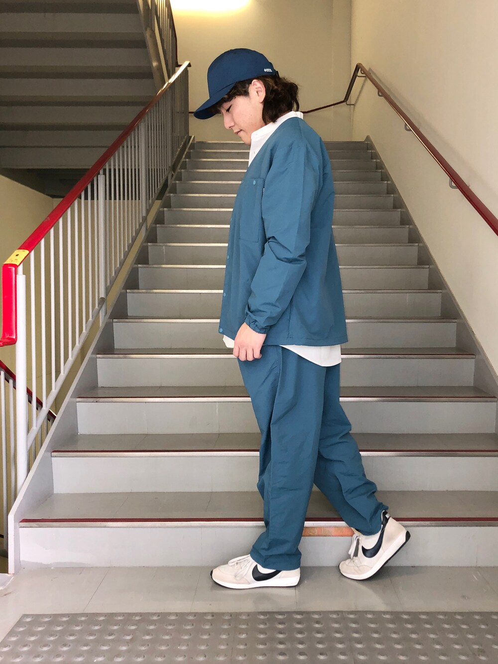 「セットアップ、NIKE、ブルー、キャップ、THE NORTH FACE、シンプルコーデ、春コーデ、URBAN RESEARCH、URBAN RESEARCH DOORS、BURLAP OUTFITTER」｜「BURLAP OUTFITTERの『別注』BURLAP OUTFITTER×DOORS　SupplexNylon PANTS2（その他パンツ、ブルー系）」を使った、さとすけさん（メンズ・164cm）の春コーディネートの3枚目の写真