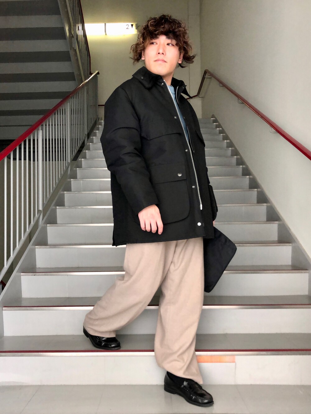 「クラッチバッグ、スラックス、ワイドパンツ、barbour、FORK&SPOON、シンプルコーデ、URBAN RESEARCH、URBAN RESEARCH DOORS、サコッシュ、冬アウター」｜「FORK&SPOONのFORK&SPOON　フラノパンツ（その他パンツ、ベージュ系）」を使った、さとすけさん（メンズ・163cm）の冬コーディネートの2枚目の写真