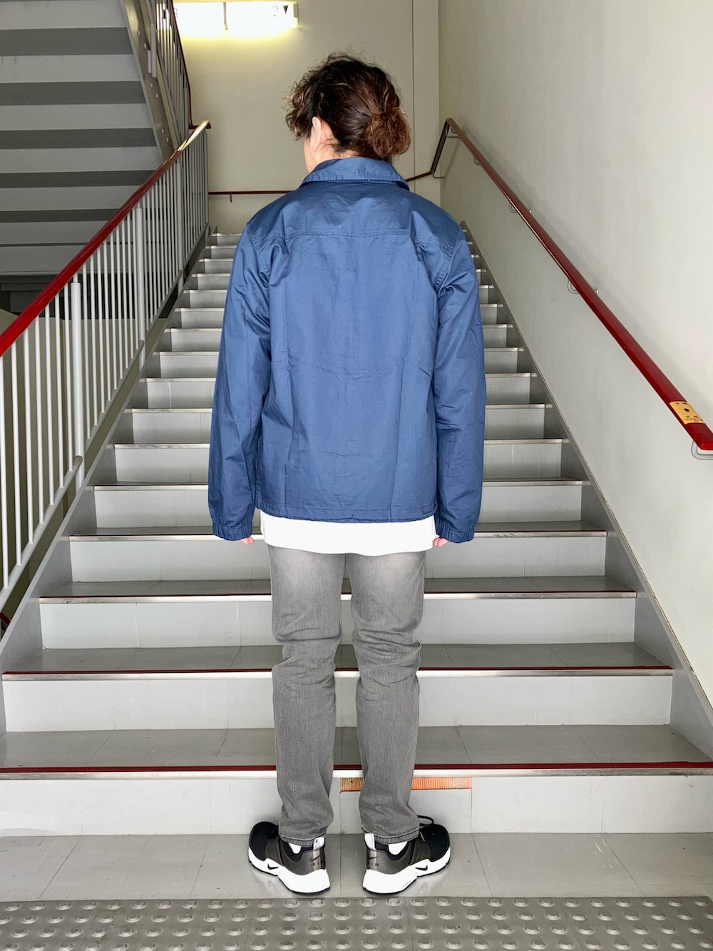 ブラック系のその他パンツ、その他のシャツ/ブラウス、ブルー系のジャケット/アウターを着用したメンズの春コーディネートの3枚目の写真