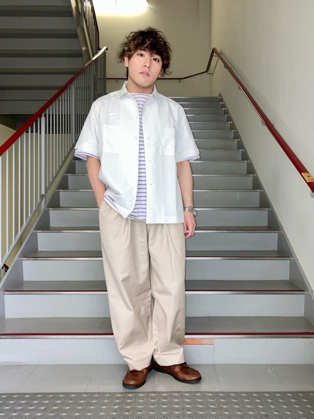 「春夏コーデ、春コーデ、夏コーデ、ベージュ、ボーダー、革靴、ショルダーバッグ、ワイドパンツ、低身長、URBAN RESEARCH DOORS、休日コーデ、初夏コーデ、シンプルコーデ、きれいめカジュアル、ビックシルエット」｜「FORK&SPOONのFORK&SPOON　ワイドバルーンパンツ（その他パンツ、ベージュ系）」を使った、さとすけさん（メンズ・164cm）の春コーディネートの4枚目の写真