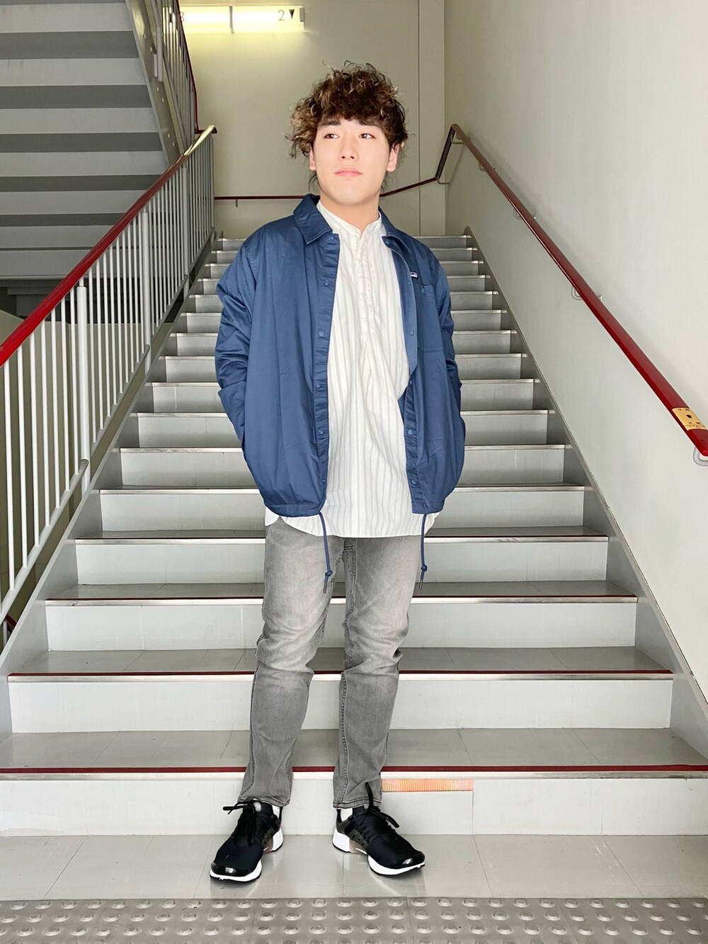 ブラック系のその他パンツ、その他のシャツ/ブラウス、ブルー系のジャケット/アウターを着用したメンズの春コーディネートの4枚目の写真