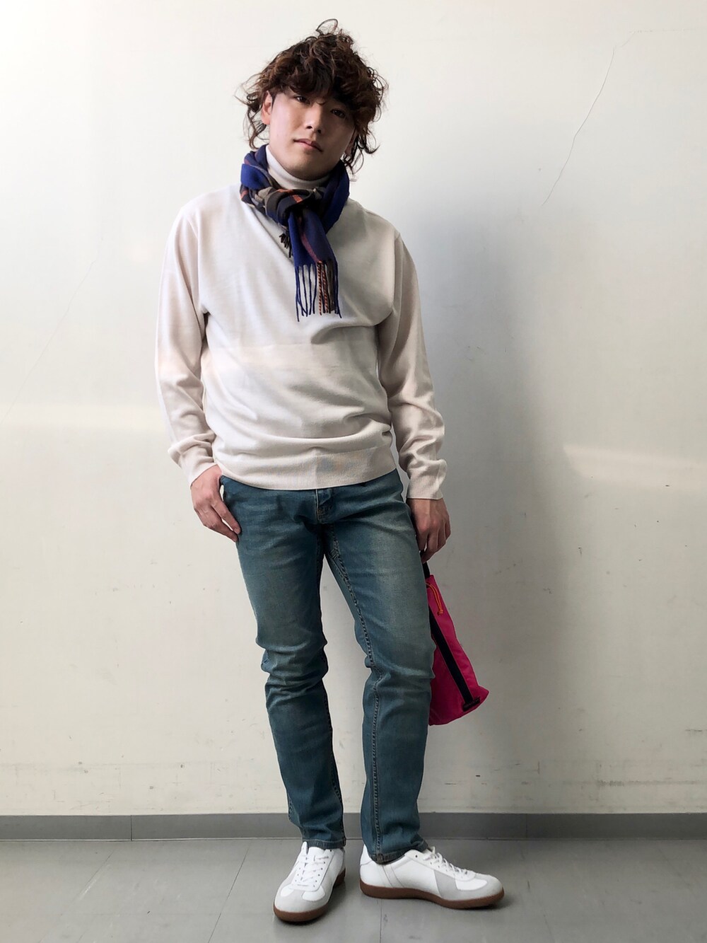 「スニーカー、ニット、デニム、白スニーカー、GRAMICCI、低身長、URBAN RESEARCH、MYSTERY RANCH、URBAN RESEARCH DOORS、Patrick」｜「PATRICKの【別注】PATRICK×DOORS GERMAN TRAINER（その他、ホワイト系）」を使った、さとすけさん（メンズ・163cm）の秋コーディネートの2枚目の写真
