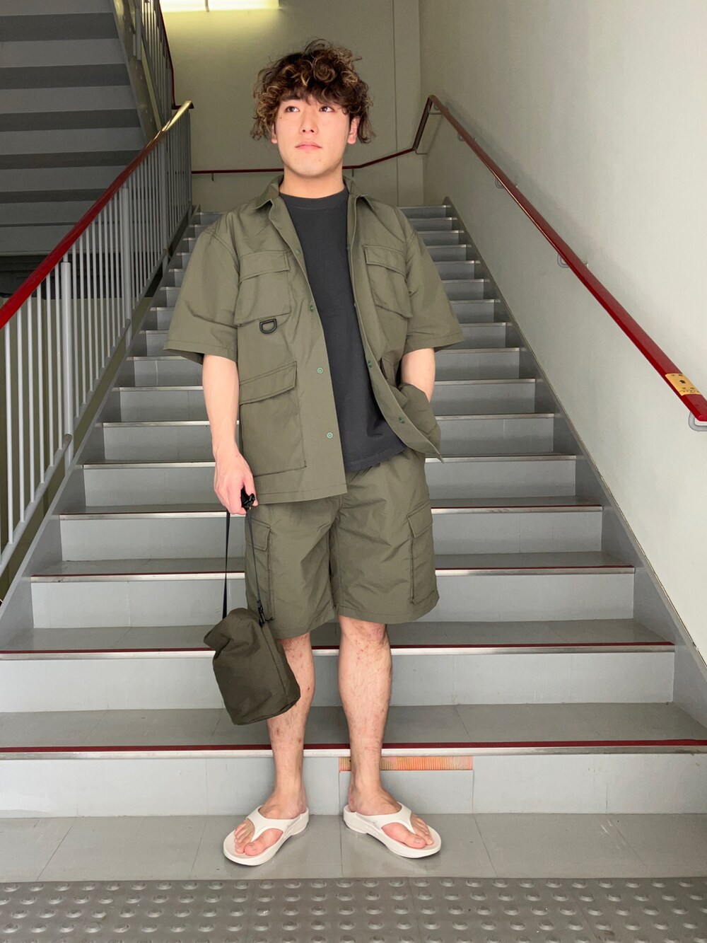 「セットアップ、ショートパンツ、ワイドパンツ、ミニバッグ、春夏コーデ、低身長、URBAN RESEARCH、URBAN RESEARCH DOORS、BURLAP OUTFITTER、ごきげんウィーク」｜「OOFOSのOOFOS　Ooriginal（サンダル、ホワイト系）」を使った、さとすけさん（メンズ・164cm）の春コーディネートの4枚目の写真