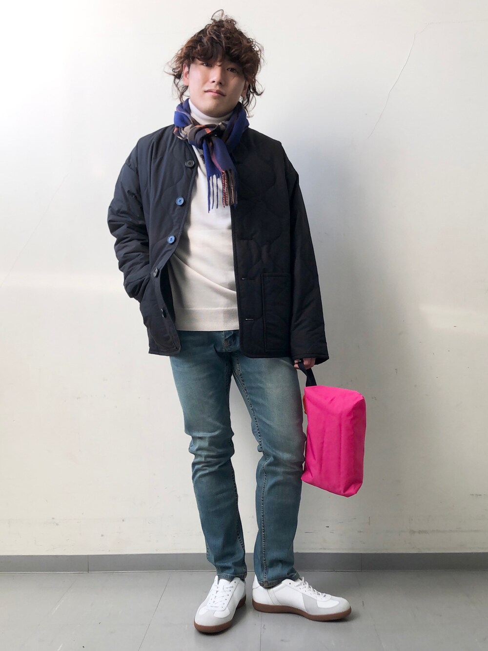 「チェック、デニム、冬コーデ、白スニーカー、キルティングジャケット、Traditional Weatherwear、GRAMICCI、ミニバッグ、URBAN RESEARCH、URBAN RESEARCH DOORS」｜「Traditional Weatherwearの【別注】Traditional Weatherwear×DOORS　TONBRIDGE（ブルゾン、ブラック系）」を使った、さとすけさん（メンズ・163cm）の秋コーディネートの2枚目の写真