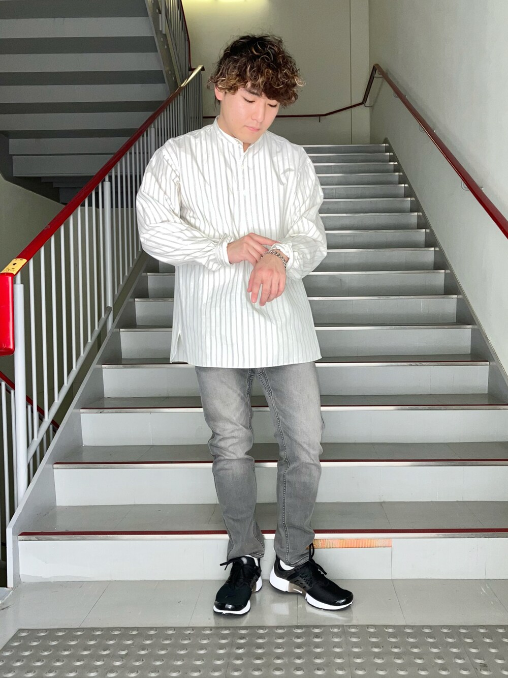ブラック系のその他パンツ、その他のシャツ/ブラウス、ブルー系のジャケット/アウターを着用したメンズの春コーディネートの5枚目の写真