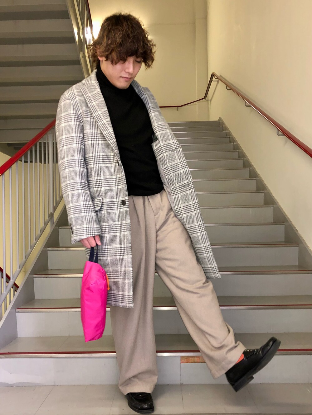 「コート、シンプル、チェスターコート、ローファー、スラックス、ワイドパンツ、FORK&SPOON、きれいめカジュアル、URBAN RESEARCH、URBAN RESEARCH DOORS」｜「BASSのG.H BASS　LARSON MOC PENNY（ローファー、ブラック系）」を使った、さとすけさん（メンズ・163cm）の冬コーディネートの3枚目の写真
