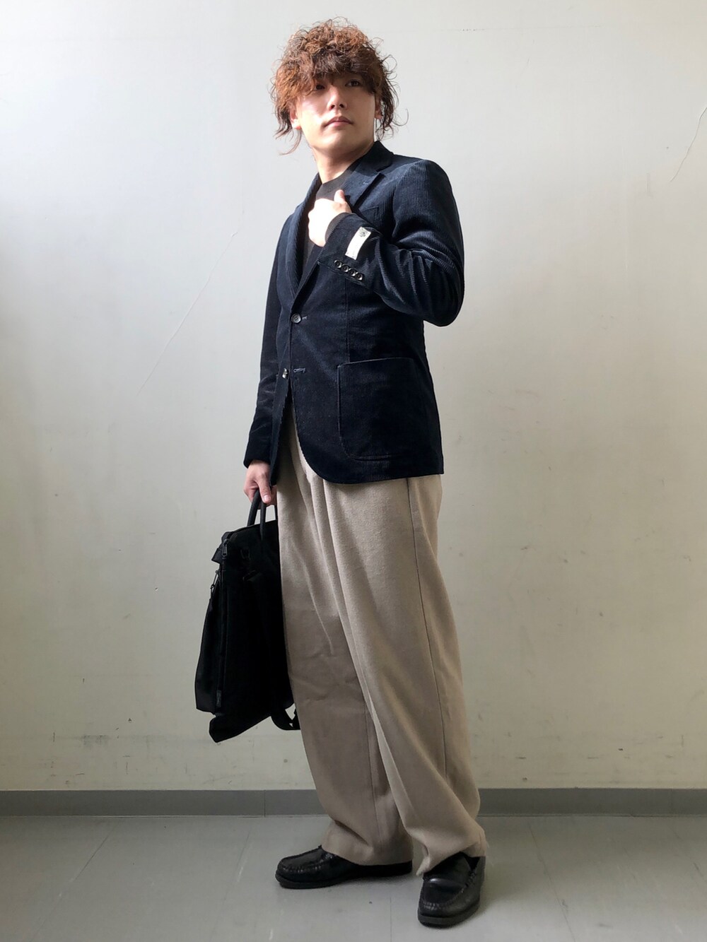 ブルー系のスーツジャケット、ベージュ系のその他パンツ、ブラック系のローファーを着用したメンズの秋コーディネートの2枚目の写真