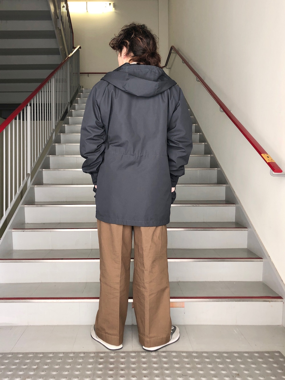 ブラウン系のその他パンツ、グレー系のスニーカー、ブラック系のマウンテンパーカーを着用したメンズの春コーディネートの4枚目の写真