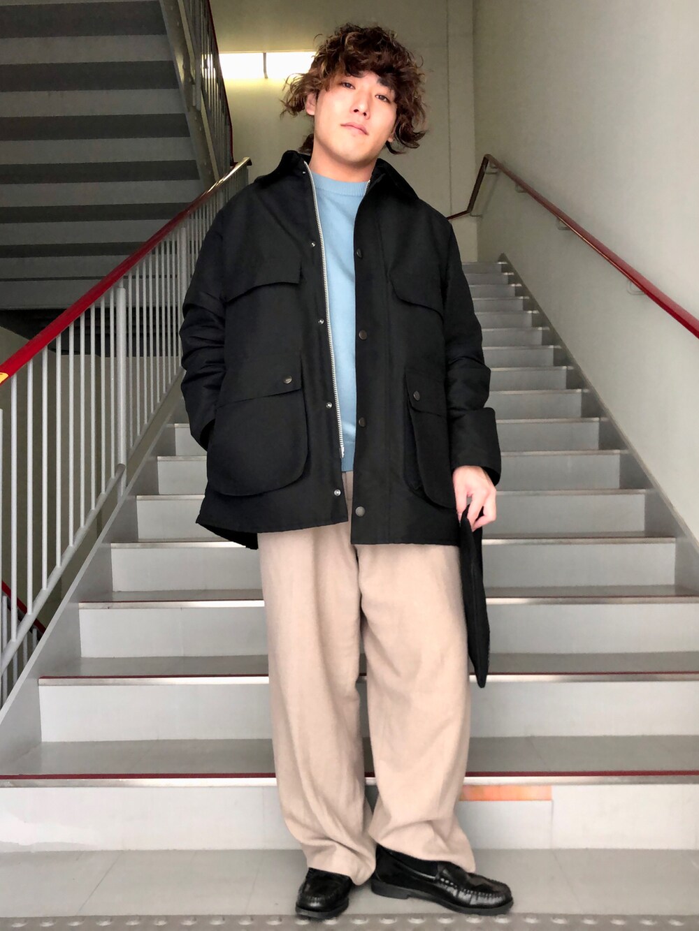 「クラッチバッグ、スラックス、ワイドパンツ、barbour、FORK&SPOON、シンプルコーデ、URBAN RESEARCH、URBAN RESEARCH DOORS、サコッシュ、冬アウター」｜「FORK&SPOONのFORK&SPOON　フラノパンツ（その他パンツ、ベージュ系）」を使った、さとすけさん（メンズ・163cm）の冬コーディネートの4枚目の写真