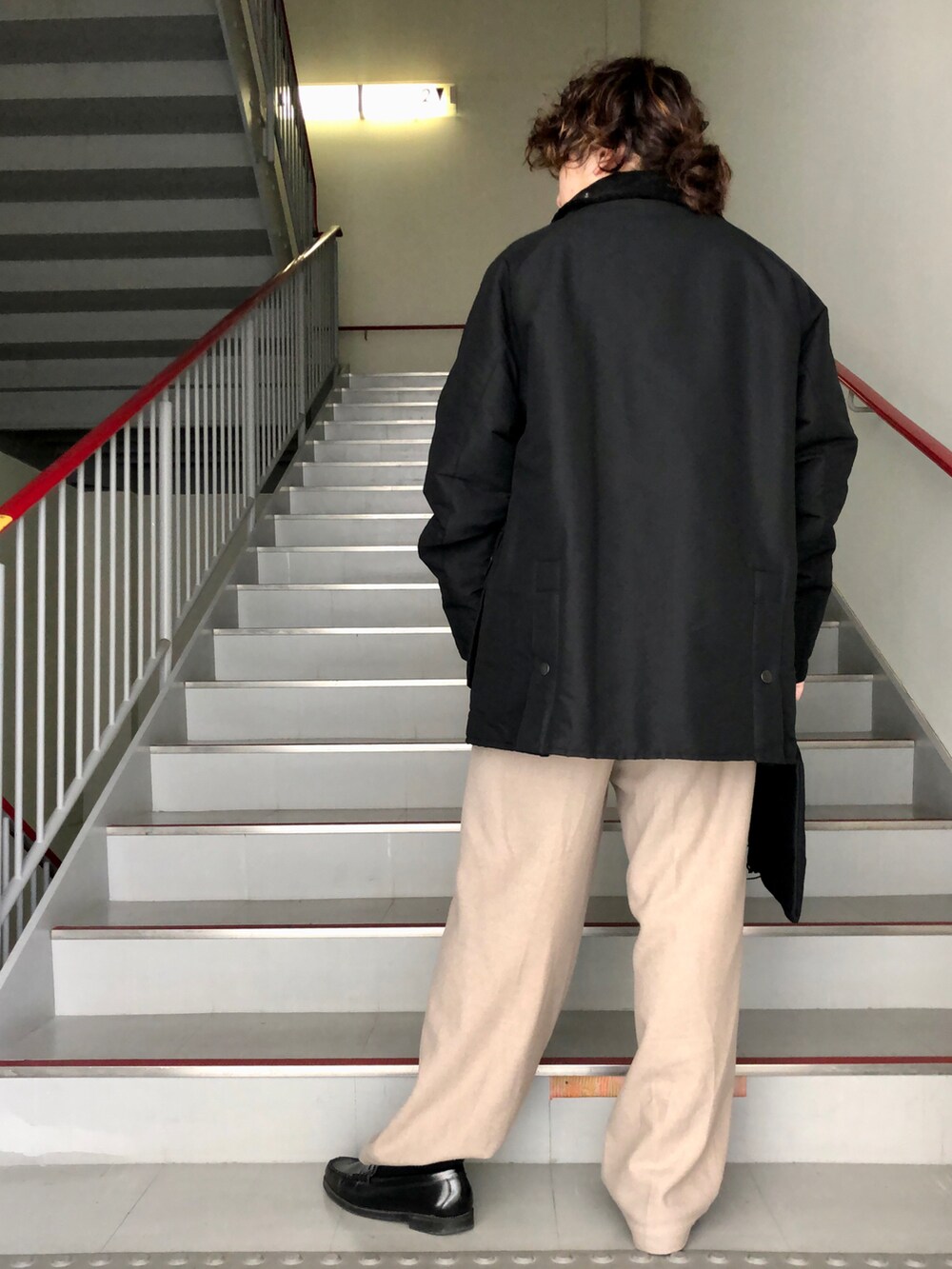 「クラッチバッグ、スラックス、ワイドパンツ、barbour、FORK&SPOON、シンプルコーデ、URBAN RESEARCH、URBAN RESEARCH DOORS、サコッシュ、冬アウター」｜「FORK&SPOONのFORK&SPOON　フラノパンツ（その他パンツ、ベージュ系）」を使った、さとすけさん（メンズ・163cm）の冬コーディネートの3枚目の写真
