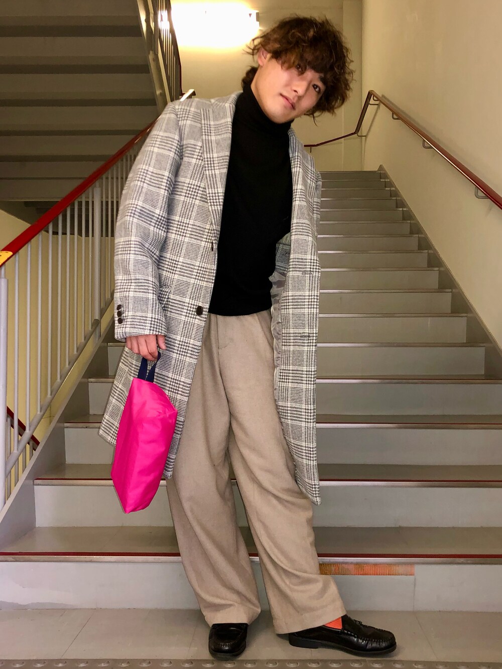 「チェック、コート、チェスターコート、ローファー、スラックス、ワイドパンツ、FORK&SPOON、きれいめカジュアル、URBAN RESEARCH、URBAN RESEARCH DOORS」｜「URBAN RESEARCH DOORSのチェスターコート（チェスターコート、その他）」を使った、さとすけさん（メンズ・163cm）の冬コーディネートの5枚目の写真