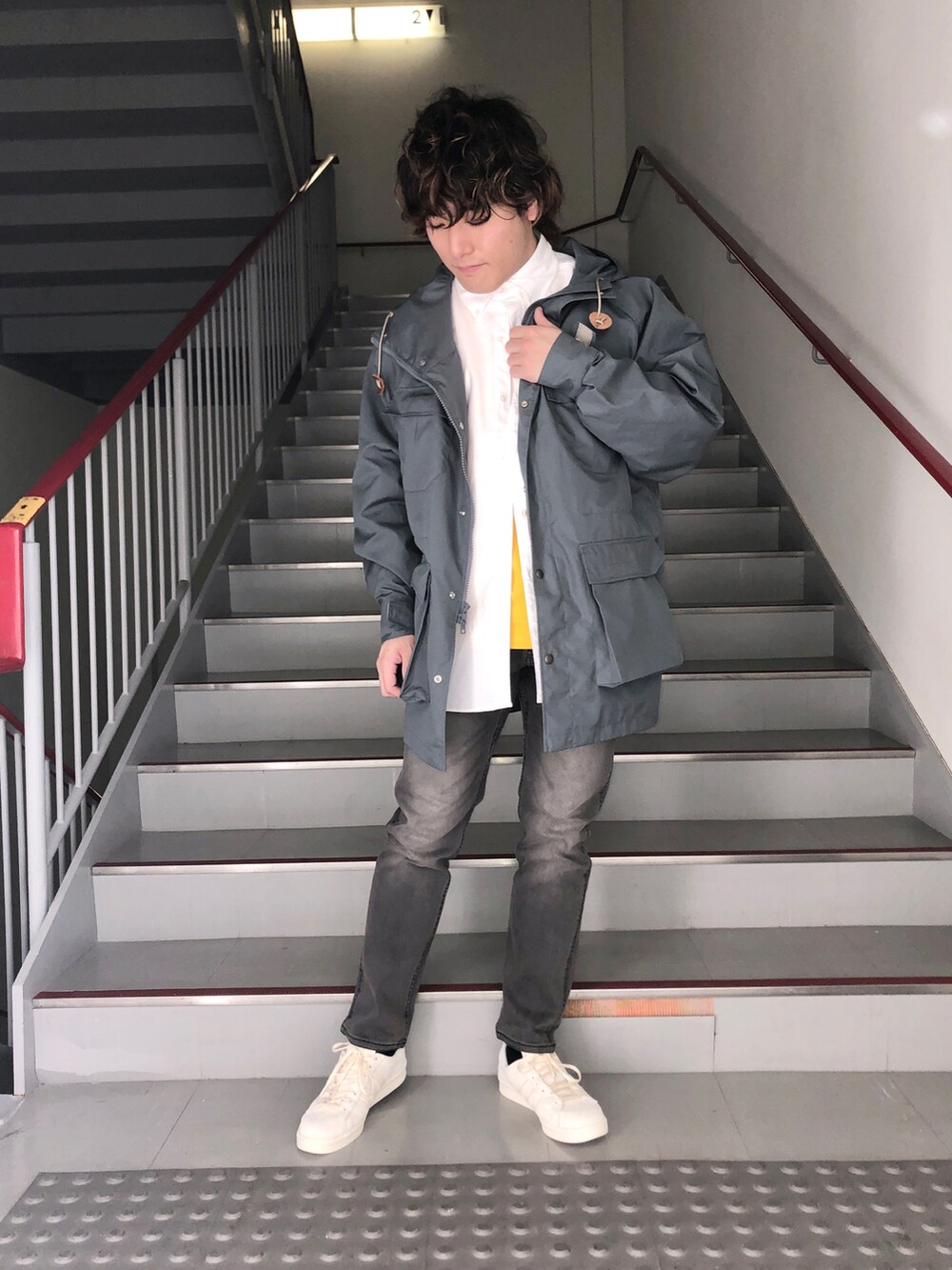 ブラック系のその他パンツ、ベージュ系のスニーカー、イエロー系のTシャツ/カットソーを着用したメンズの冬コーディネートの2枚目の写真