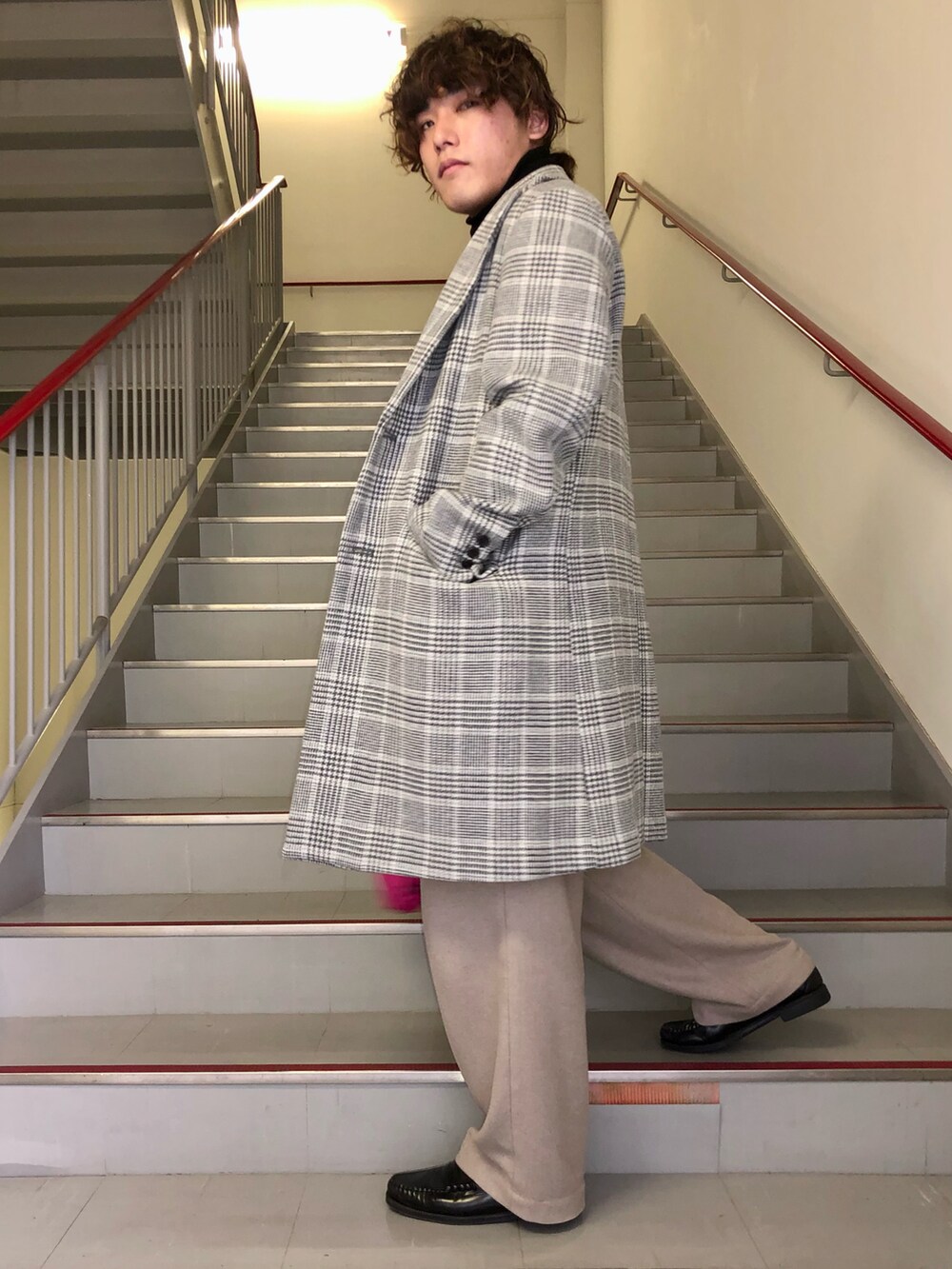 「チェック、チェスターコート、ローファー、モノトーン、ワイドパンツ、FORK&SPOON、きれいめカジュアル、URBAN RESEARCH、URBAN RESEARCH DOORS、チェック柄に恋してる」｜「FORK&SPOONのFORK&SPOON　フラノパンツ（その他パンツ、ベージュ系）」を使った、さとすけさん（メンズ・163cm）の冬コーディネートの2枚目の写真