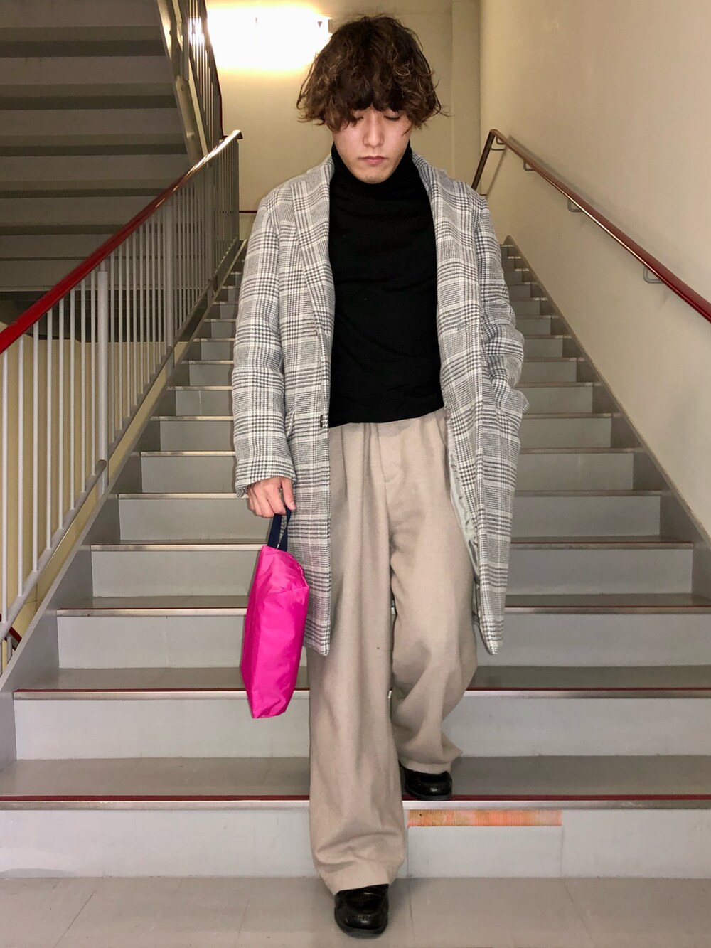 「コート、シンプル、チェスターコート、ローファー、スラックス、ワイドパンツ、FORK&SPOON、きれいめカジュアル、URBAN RESEARCH、URBAN RESEARCH DOORS」｜「BASSのG.H BASS　LARSON MOC PENNY（ローファー、ブラック系）」を使った、さとすけさん（メンズ・163cm）の冬コーディネートの2枚目の写真