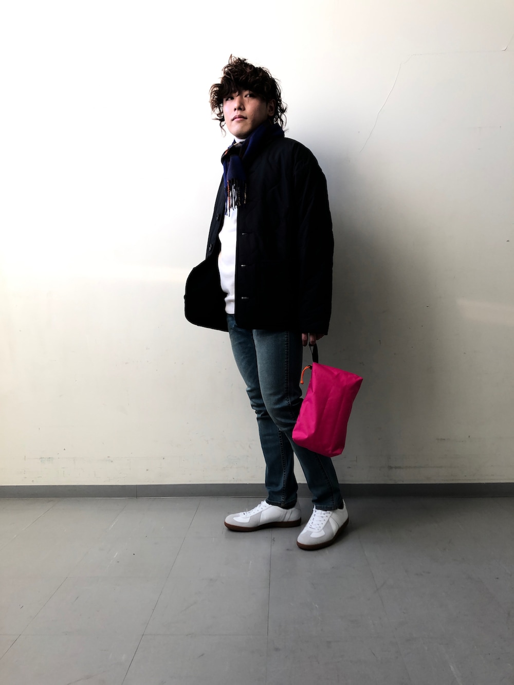 「冬コーデ、スニーカーコーデ、キルティングジャケット、Traditional Weatherwear、シンプルコーデ、GRAMICCI、ミニバッグ、URBAN RESEARCH、URBAN RESEARCH DOORS、チェック柄に恋してる」｜「Traditional Weatherwearの【別注】Traditional Weatherwear×DOORS　TONBRIDGE（ブルゾン、ブラック系）」を使った、さとすけさん（メンズ・163cm）の秋コーディネートの2枚目の写真