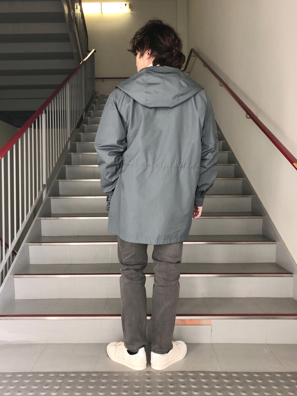 ブラック系のその他パンツ、ベージュ系のスニーカー、イエロー系のTシャツ/カットソーを着用したメンズの冬コーディネートの4枚目の写真