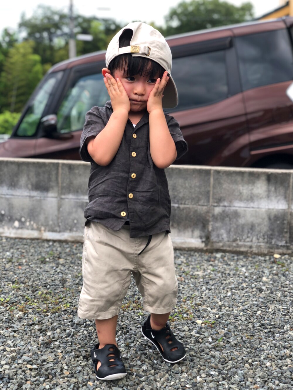 ホワイト系のその他パンツ、ブラック系のサンダル、ブラック系のトップスを着用したキッズの夏コーディネートの3枚目の写真