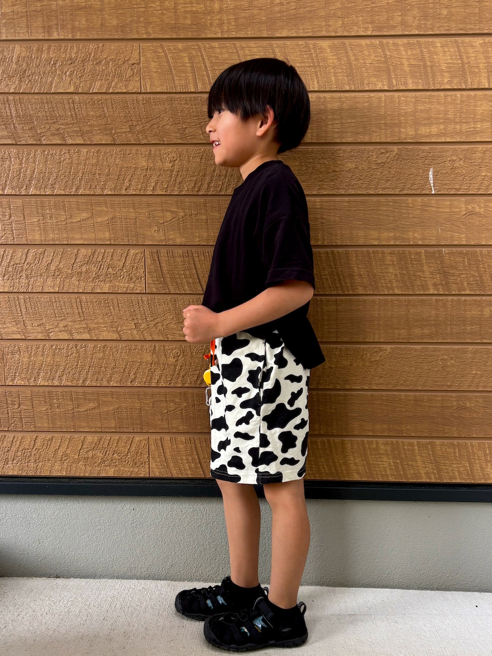 ホワイト系のその他パンツ、ブラック系のTシャツ/カットソー、ブラック系のサンダルを着用したキッズの春コーディネートの2枚目の写真