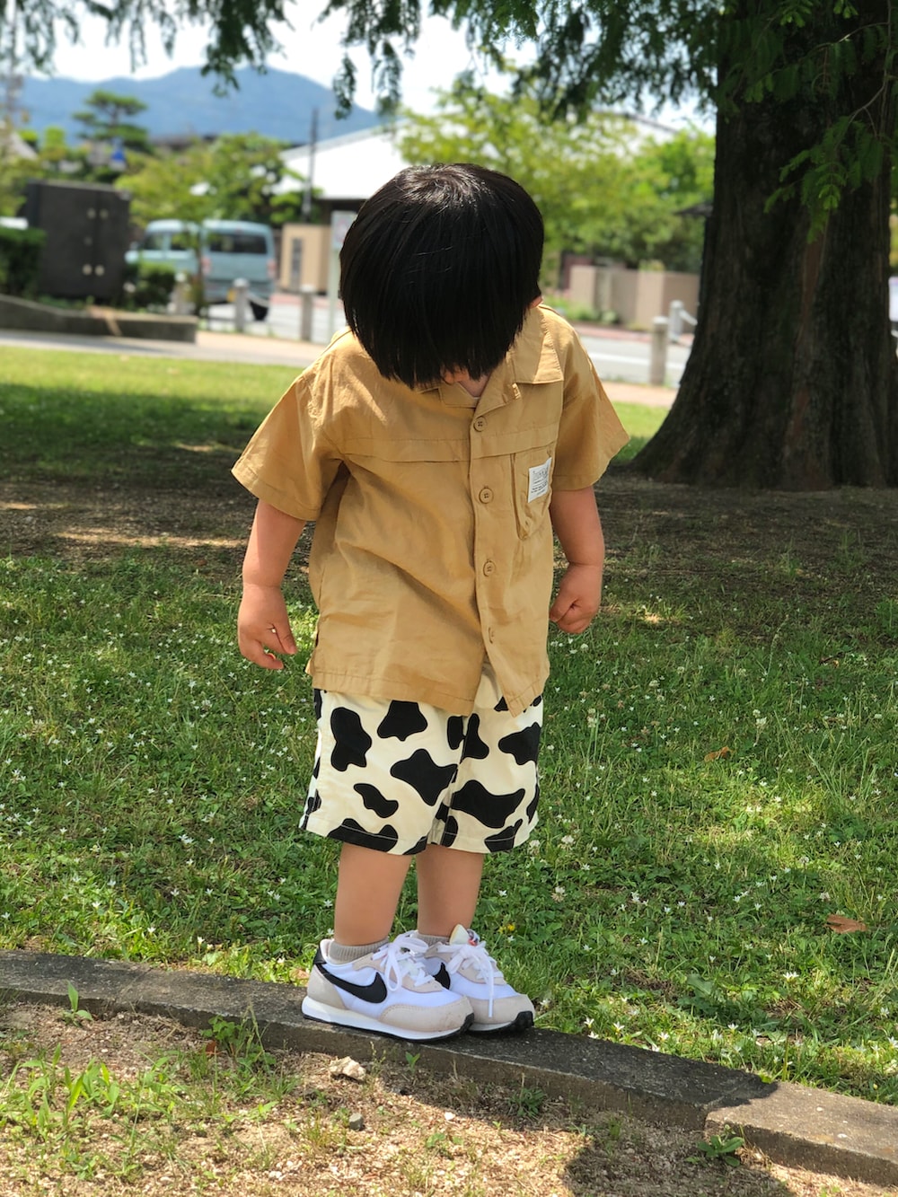 ベージュ系のシャツ/ブラウス、ホワイト系のスニーカー、ホワイト系のその他パンツを着用したキッズの夏コーディネートの2枚目の写真