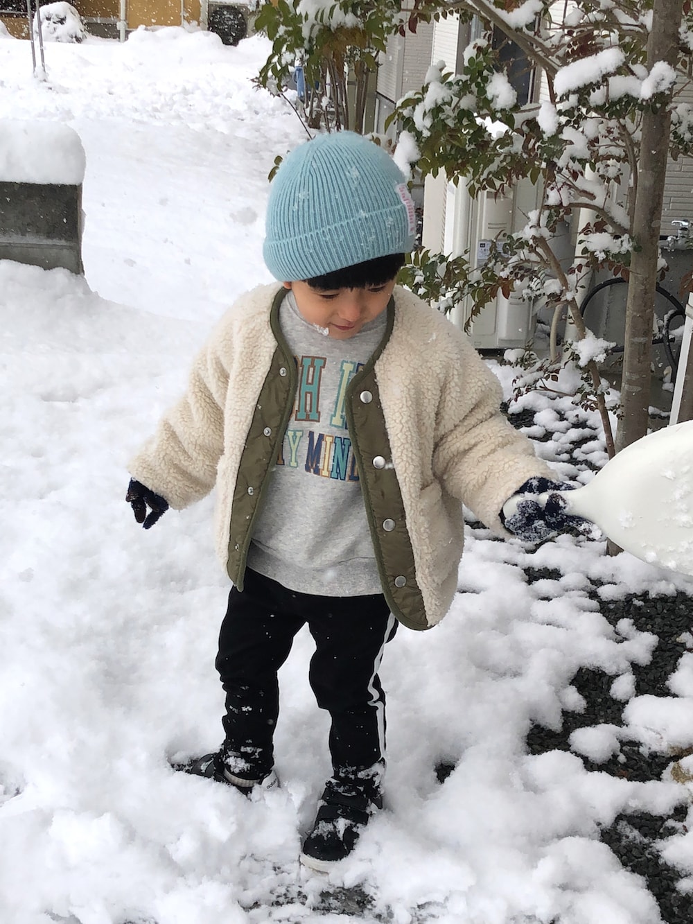 ホワイト系のダウンジャケット/コート、グレー系のスウェット、ブラック系のパンツを着用したキッズの冬コーディネートの2枚目の写真