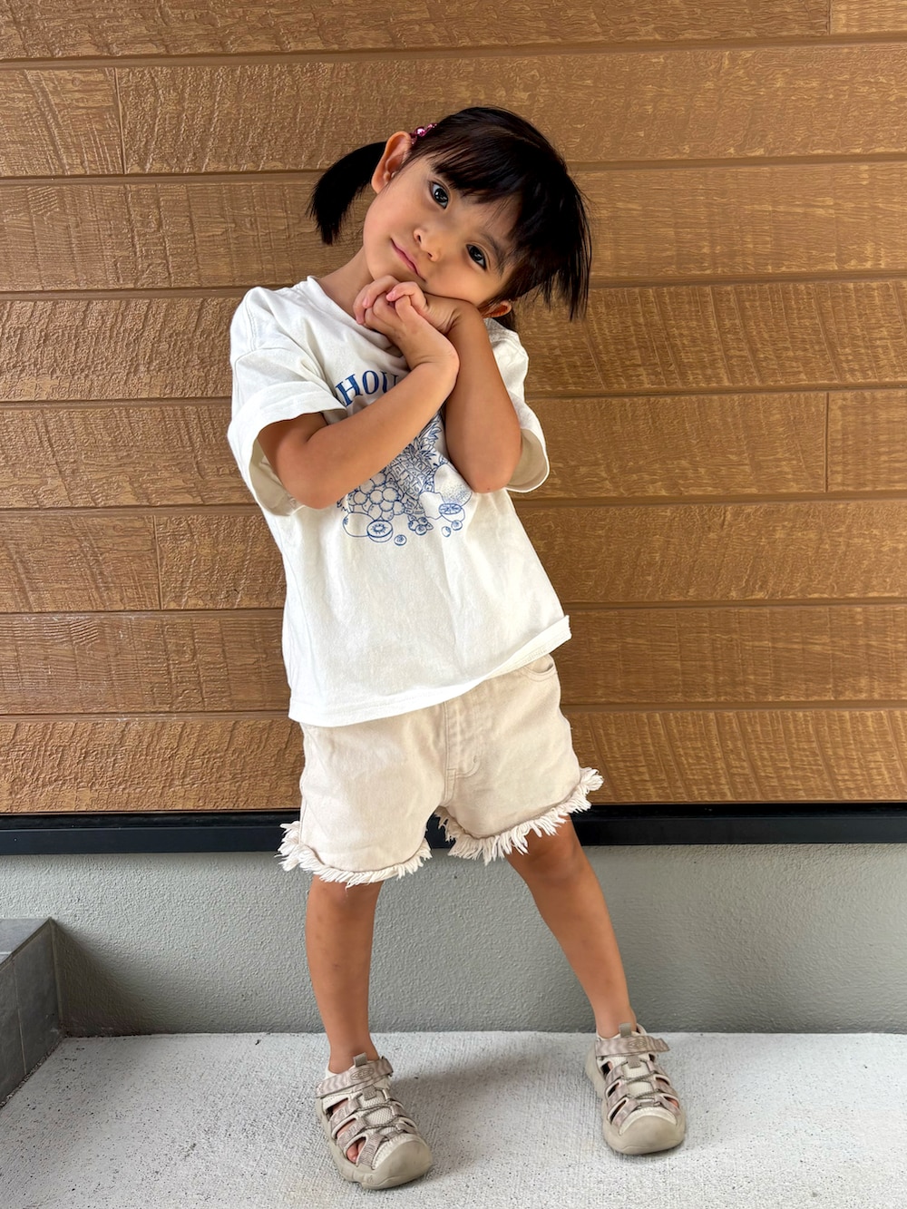 ベージュ系のサンダル、ホワイト系のデニムパンツ、ホワイト系のTシャツ/カットソーを着用したキッズの秋コーディネートの2枚目の写真