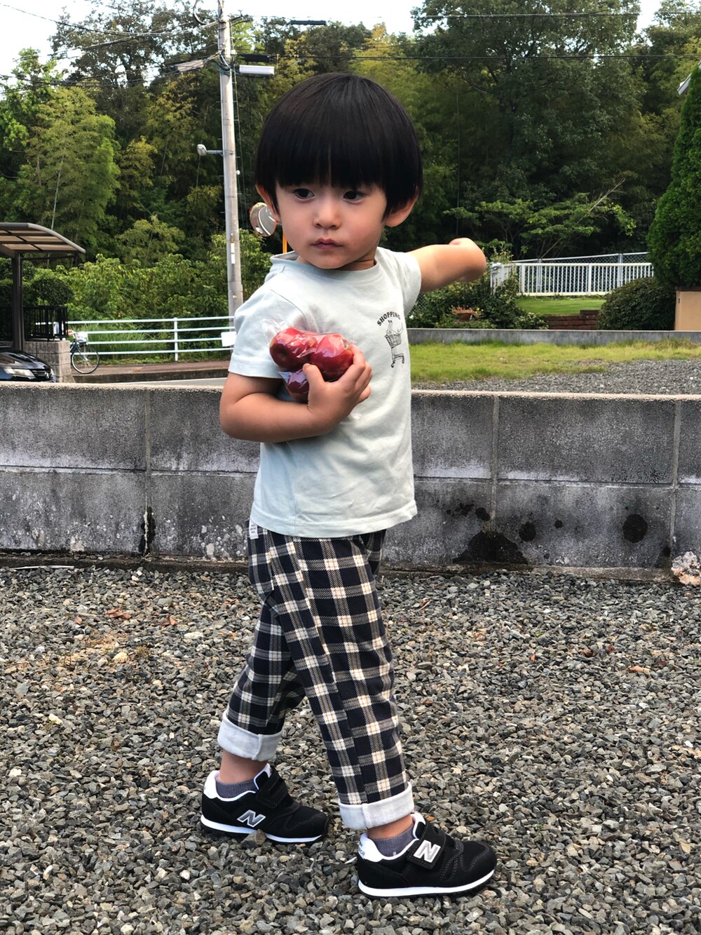 グレー系のその他パンツ、ブラック系のスニーカー、その他のTシャツ/カットソーを着用したキッズの秋コーディネートの2枚目の写真
