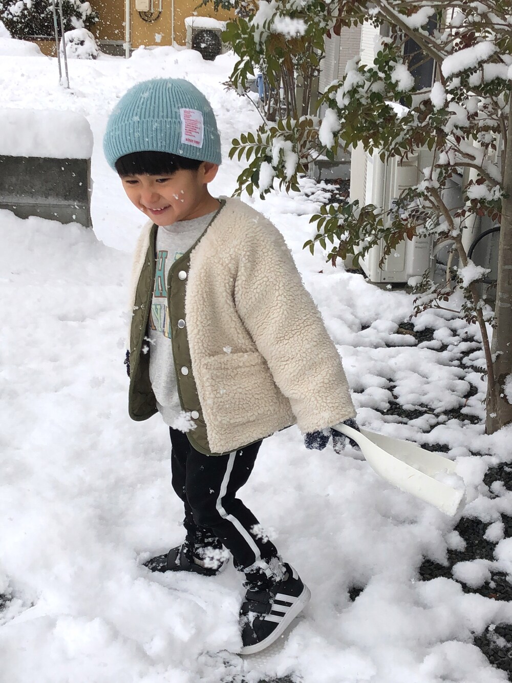 ホワイト系のダウンジャケット/コート、グレー系のスウェット、ブラック系のパンツを着用したキッズの冬コーディネートの3枚目の写真