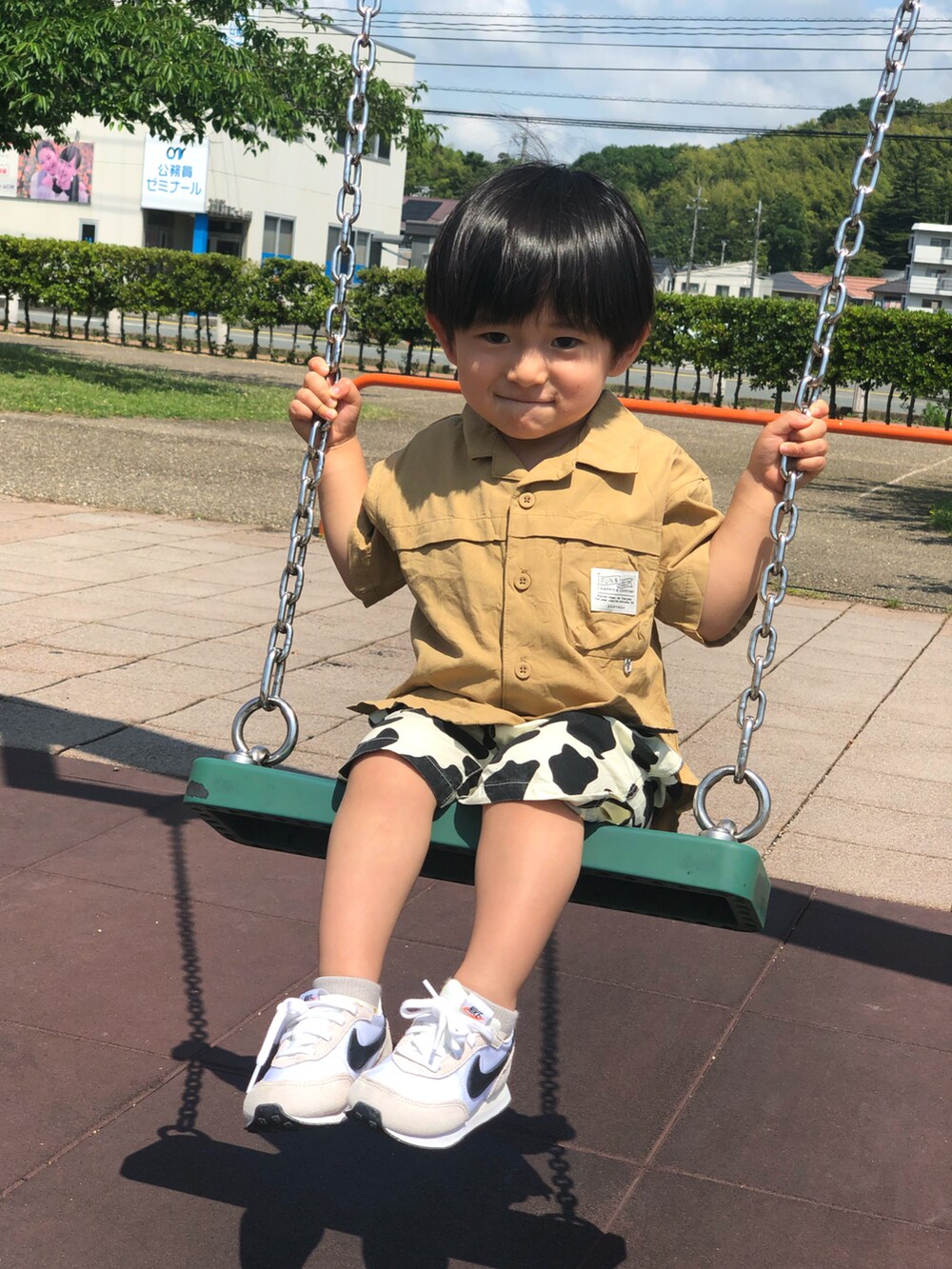 ベージュ系のシャツ/ブラウス、ホワイト系のスニーカー、ホワイト系のその他パンツを着用したキッズの夏コーディネートの5枚目の写真