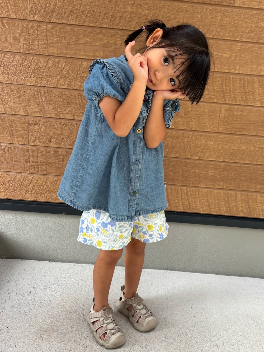 ベージュ系のサンダル、ホワイト系のパンツ、ブルー系のシャツ/ブラウスを着用したキッズの秋コーディネートの2枚目の写真