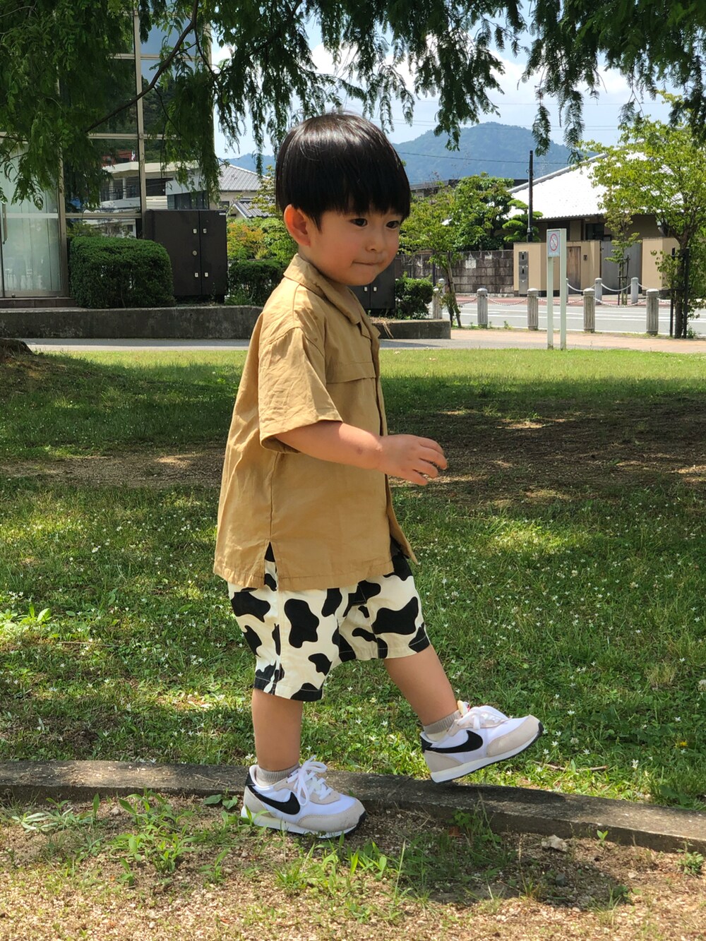 ベージュ系のシャツ/ブラウス、ホワイト系のスニーカー、ホワイト系のその他パンツを着用したキッズの夏コーディネートの3枚目の写真