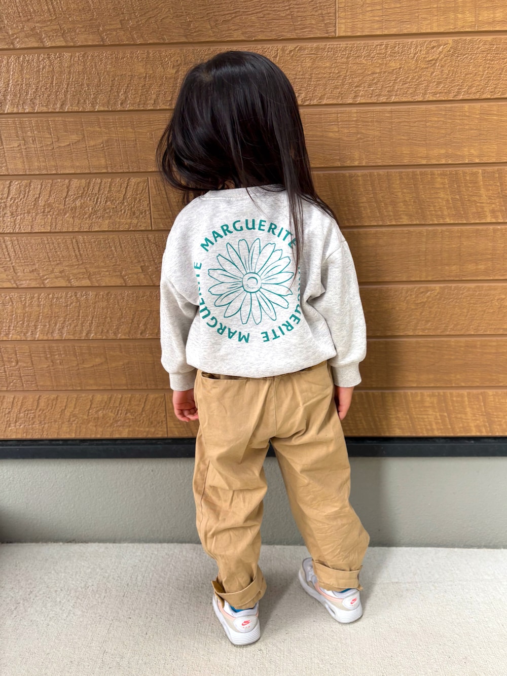 ベージュ系のその他パンツ、ホワイト系のスニーカー、ベージュ系のスウェットを着用したキッズの春コーディネートの2枚目の写真