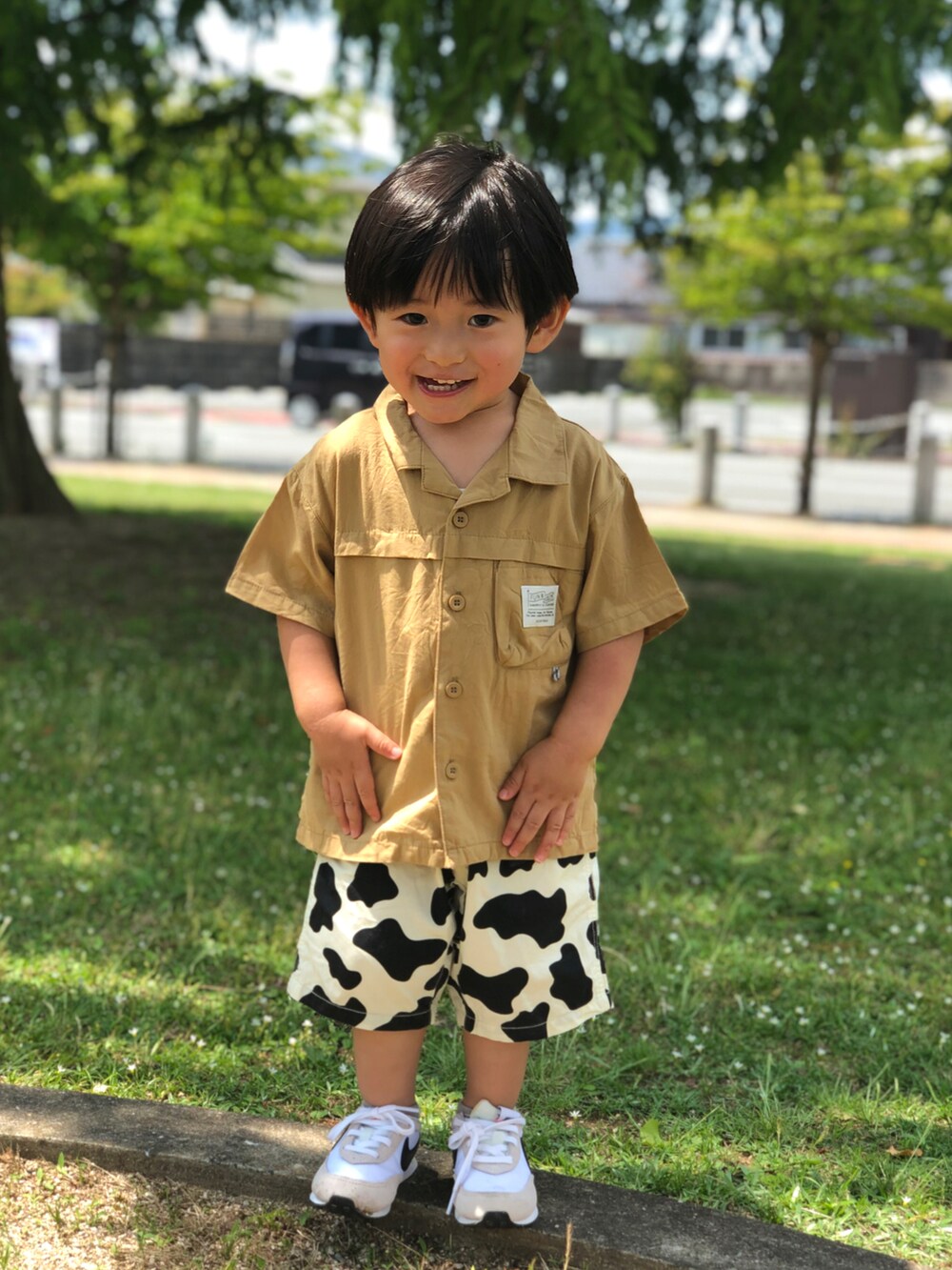 ベージュ系のシャツ/ブラウス、ホワイト系のスニーカー、ホワイト系のその他パンツを着用したキッズの夏コーディネートの4枚目の写真