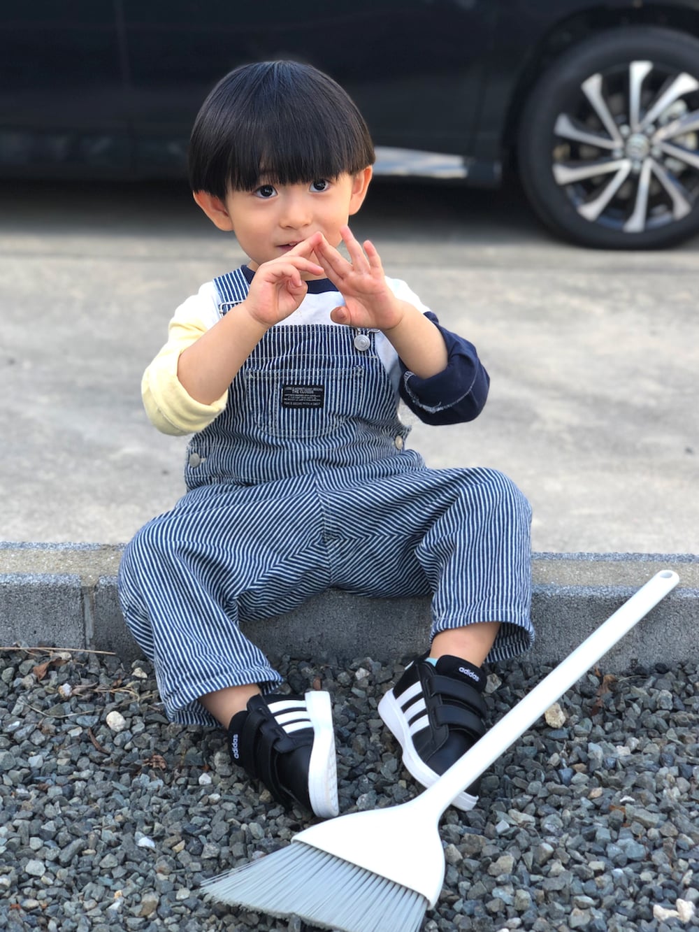 ホワイト系のTシャツ/カットソー、その他のサロペット/オーバーオール、ブラック系のスニーカーを着用したキッズの秋コーディネートの4枚目の写真